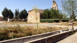 Pilón e iglesia de Santo Tomás Apóstol. / E. RUBIO