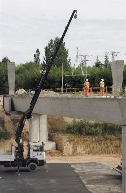 Trabajos en el paso sobre la calzada entre Arcas Reales y la Carretera de Madrid./ HENAR SASTRE