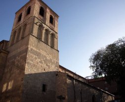 Iglesia de Santa Eulalia, a la caída de la tarde. / ROSA BLANCO