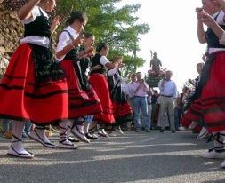 Los bailes tradicionales abren paso a la imagen de San Antolín en una procesión anterior. Derecha, vecinos del municipio disfrutan del ambiente festivo. / EL NORTE