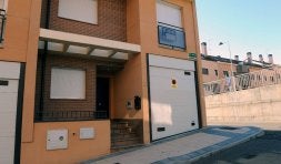 Entrada al chalé en el que durante temporadas se refugiaba Javier García Carro, 'El Rubio'./ RICARDO OTAZO