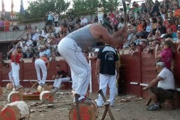 El equipo ganador de Valsaín durante el concurso de corta de troncos en la plaza de toros./ EL NORTE