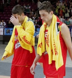 Navarro y Llull, abatidos tras la derrota./ JUANJO MARTÍN-EFE