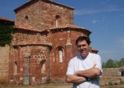 Ignacio Moral, alma máter del proyecto, ante el ábside. / ARGI