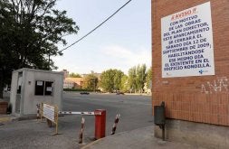 Una barrera y un cartel indican el cierre del aparcamiento./ R. O.