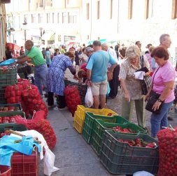 Venta temprana de pimientos en el mercado de verduras./ ISABEL REGUILÓN