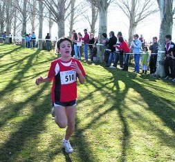 Un joven atleta disputa una prueba de campo a través./ EL NORTE
