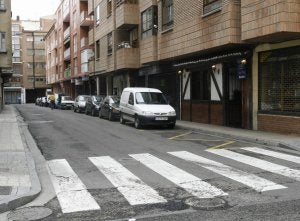 Pavimento de la calle de La Bondad, que próximamente será reformado./ MERCHE DE LA FUENTE