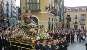 Los cofrades giran la imagen de la Virgen de las Angustias poco antes de introducir la talla en la catedral,                                     donde será coronada el próximo sábado. / FOTOGRAFÍAS HENAR SASTRE