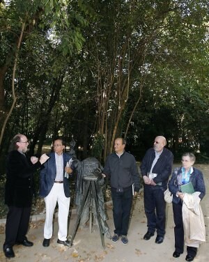 Joaquín Díaz, Ramón García, Gustavo Martín Garzo, José Delfín Val y María Antonia Fernández del Hoyo, en Campo Grande. / G. VILLAMIL