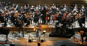 Los Secretos, delante de la Orquesta Sinfónica de Castilla y León, en un momento del concierto de ayer en el Audiotrio Miguel Delibes./ GABRIEL VILLAMIL