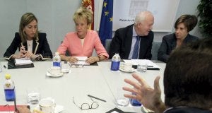 Chacón, junto a De la Vega, Moratinos y Espinosa, en una reunión celebrada ayer en La Moncloa./ EFE