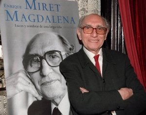 Enrique Miret posa delante de su libro de memorias. / LUIS TORRES-EFE