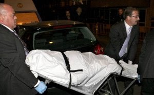 Operarios de la funeraria trasladan el cuerpo de Andrés Montes. / EFE