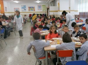 Los niños del colegio público Jorge Manrique de Palencia, en la comida del mediodía de ayer. / J. RUIZ