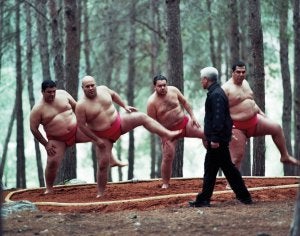 Entrenamiento de los amigos que quieren ser luchadores de sumo. / EL NORTE