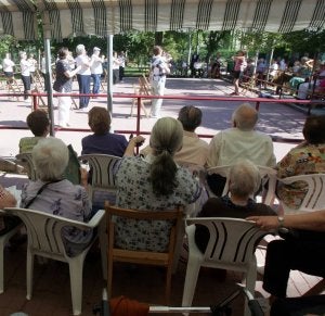 Residentes de Los Tres Árboles en una actividad de gimnasia. / L. C.