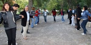 Un grupo de ciudadanos búlgaros asistentes al encuentro de ayer en Cuéllar bailan una danza tradicional de su país de origen. / MÓNICA RICO