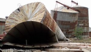 Tres de los cuatro silos de la antigua planta de piensos Mubers han cedido -el cuarto está a punto- al quitar las bases para vender el metal como chatarra./ J. S.