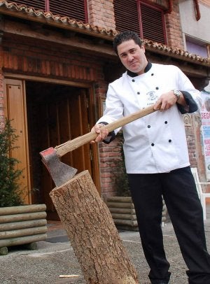 Boal, a la entrada de su restaurante, en San Rafael. / A. DE TORRE