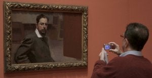 Un visitante fotografía la obra de Joaquín Sorolla 'Autorretrato'. / EMILIO NARANJO-EFE