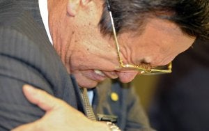 Tadashi Yamashina, director del equipo Toyota F1 Racing, se muestra emocionado durante la rueda de prensa. / JUNJI KUROKAWA-AP