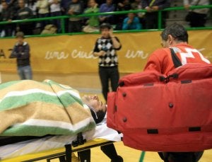 César Arcones es evacuado en camilla durante el partido de este pasado sábado./ ANTONIO TANARRO