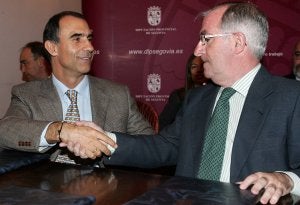 El consejero de Familia, César Antón, y el presidente de la Diputación, Javier Santamaría, tras la firma del protocolo. / ANTONIO DE TORRE