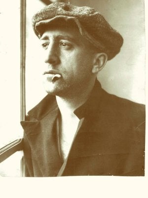 Carral vivió un mes entre rateros y mendigos para hacer su célebre serie de reportajes sobre los bajos fondos madrileños. Esta fotografía, cedida por su hija, fue portada de 'Estampa' en 1930. ::                             EL NORTE