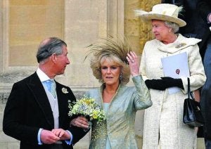 Carlos, Camilla e Isabel II, frecuente pasto de los 'paparazzi'.