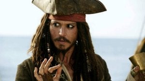 El actor Johnny Depp interpreta al capitán 'Jack Sparrow' en una escena de la película 'Piratas del Caribe: el cofre del hombre muerto'. ::
REUTERS
