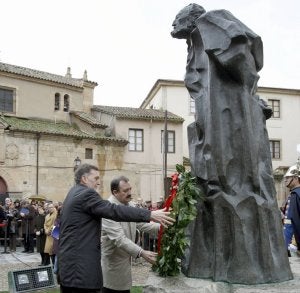 Miguel Alejo y Julián Lanzarote realizan la ofrenda floral ante la estatua de Unamuno. ::
J. M. GARCÍA-EFE