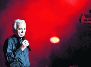Un clásico. Aznavour canta en la última edición del festival de Cartago, en Túnez, el pasado verano. ::
EFE