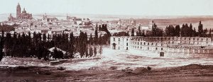 La plaza de toros fue construida a comienzos del siglo XIX a iniciativa de la primitiva Sociedad Económica. La foto es del año 1861. ::
LAURENT (COL. DOBLÓN)