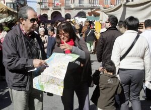 Unos turistas consultan el plano de Zamora en la Plaza Mayor. ::
LUIS CALLEJA