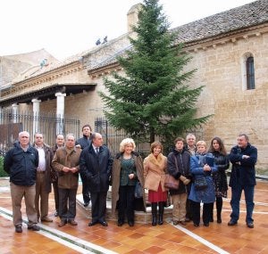Los componentes de la Comisión de Patrimonio visitan ayer el convento de Santa Clara de Astudillo. ::
EL NORTE
