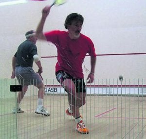 El jugador palentino Esteban Fernández golpea la pelota. ::
EL NORTE