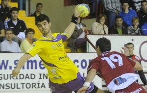 Gurbindo se deshace de su marcador y se dispone a anotar en un partido anterior frente al Alcobendas. ::                             MIGUEL Á. SANTOS