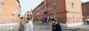 Vecinos del polígono de viviendas del 29 de Octubre pasean por las calles de la barriada de Pajarillos. ::
RAMÓN GÓMEZ