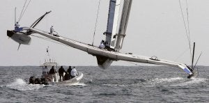 El 'Oracle', en plena regata. ::
JUAN CARLOS CÁRDENAS-EFE