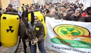 La cabeza de la manifestación celebrada ayer en Villalón de Campos contra la instalación del cementerio                      de residuos nucleares en la comarca. ::                             FRAN JIMÉNEZ Y L. S.