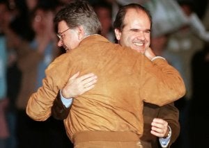 Manuel Chaves y Felipe González se abrazan en un mitin en Sevilla. ::
EDUARDO ABAD/EFE