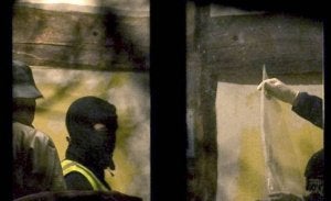 Registro en Areso (Navarra) de la vivienda de la novia del presunto etarra Jon Rosales, detenido en Camprodon (Gerona). ::
V. LÓPEZ-EFE