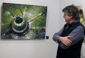 José María Manzano contempla uno de los cuadros expuestos en Oviedo. ::
EL NORTE