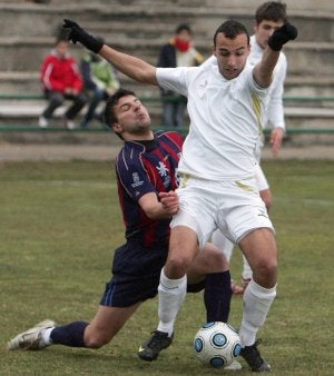 Mario Molina trata de impedir el control del balón de un jugador de la Leonesa B. ::                             ANTONIO DE TORRE