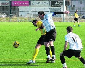 Un jugador del San Juanillo pugna con un rival albiazul del Villalobón, durante un encuentro de la presente temporada . ::
J. RUIZ