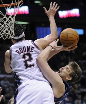 Marc Gasol intenta lanzar con la oposición de Boone. ::
B. KOSTROUN-AP