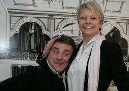 El humorista Manolo Royo y la vedette británica Claire Simpson. ::                             HENAR SASTRE