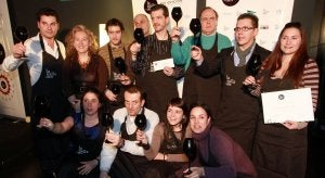 SUMILLERÍA.  Los seleccionados en la semifinal brindan con la 'copa negra' representativa de la Nariz de Oro. / ARGI