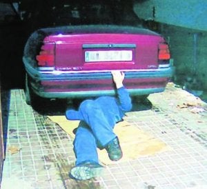 Un mecánico repara el coche del mando en la Comandancia. ::                             EL NORTE